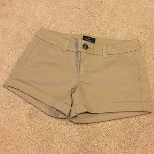American Eagle - sz 4 - 223 midi soft khaki shorts